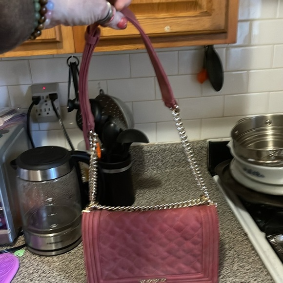 NWOT! BEBE LUCY MINI QUILTED W/ GOLD CHAIN CROSSBODY SLING BAG IN CRANBERRY! - Picture 9 of 13